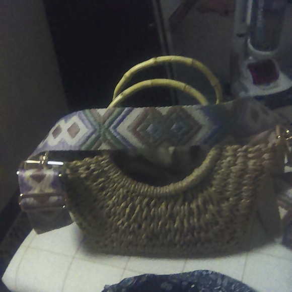 A beach bag with blue shoulder strap and beach hat - Picture 3 of 4